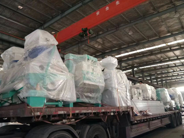 <a href=http://www.ziyangjiaju.cn/products/ymjgjx/ target=_blank class=infotextkey>玉米深加工設(shè)備</a>裝車發(fā)貨